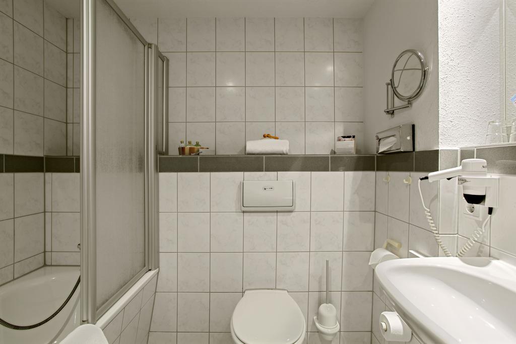 Hotel Western Airport 4*